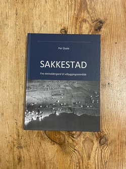 SAKKESTAD : FRA STEINALDERGARD TIL UTBYG Uspesifisert - Lokale bøker